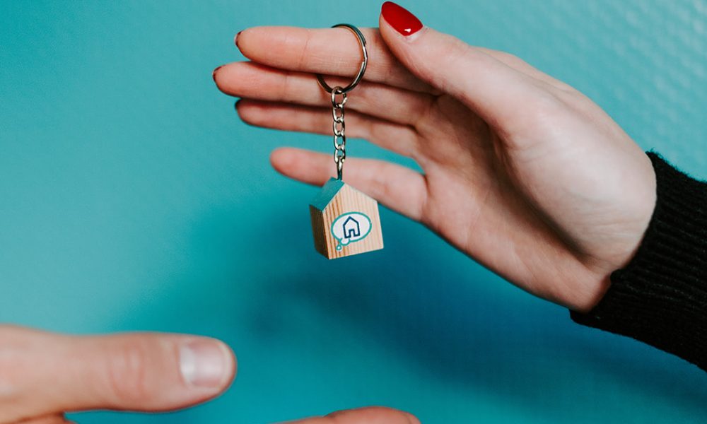 La remise des clés, symbole de l'achat d'un logement