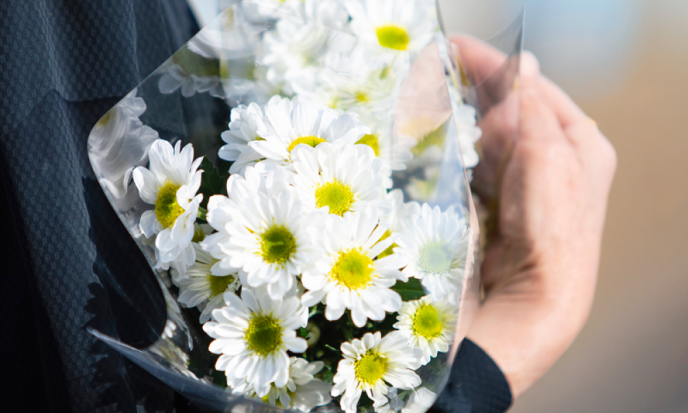 witte boeket in handen van een vrouw