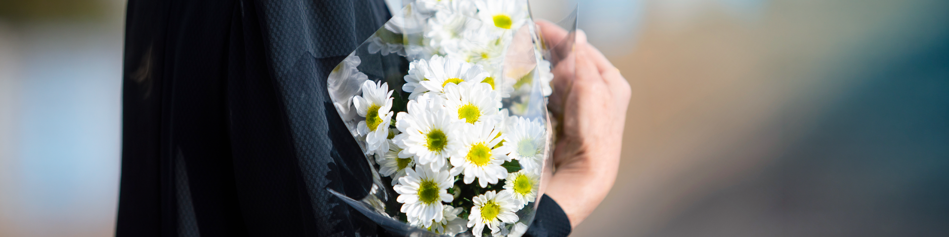 witte boeket in handen van een vrouw