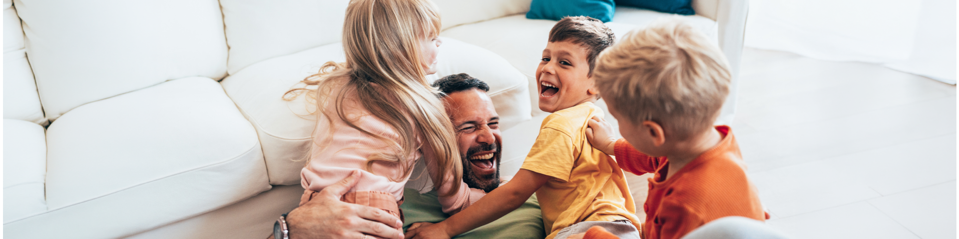Man speelt met kinderen in woonkamer
