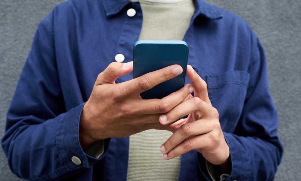 Persoon met telefoon in de hand