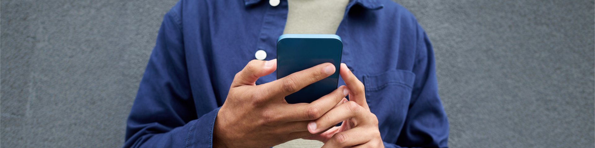 Persoon met telefoon in de hand