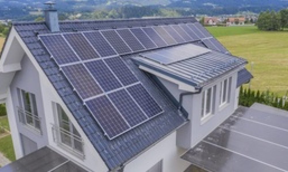 Zonnepanelen op schuin dak van huis
