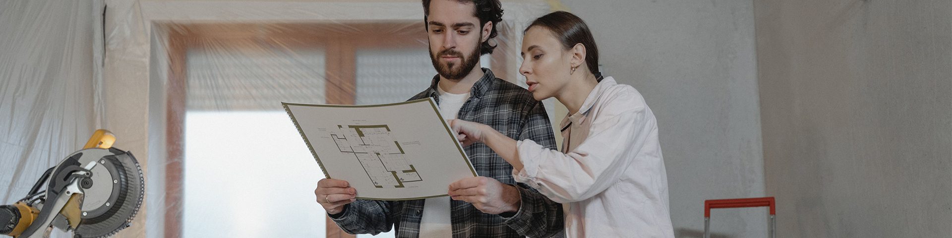 koppel kijkt naar renovatieplannen