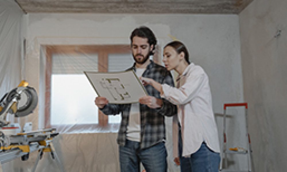 koppel aan het kijken naar renovatieplannen