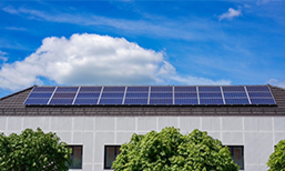 Zonnepanelen op een zonnige dag